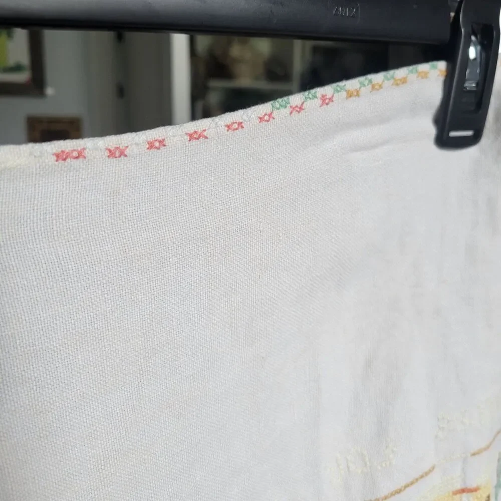 Vtg Table Linen Handmade Cross Stitch Embroidered Luncheon Cloth approx 28